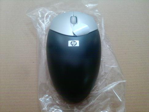 Bộ bàn phím và chuột không dây đa phương tiện - HP Wireless Multimedia Keyboard & Mouse Thiết kế đơn giản nhưng sang trọng, bộ sản phẩm bàn phím và chuột không dây đa phương tiện - HP Wireless Multimedia Keyboard & Mouse mang đến cho người dùng lựa chọn lý tưởng với giá thành hợp lý. Sản phẩm có nhiều phím điều khiển các chương trình giải trí đa phương tiện, cho phép người dùng dễ dàng điều chỉnh âm lượng, chuyển bài, tạm dừng khi nghe nhạc, hoặc truy xuất trực tiếp đến trang chủ hay trang email khi kết nối Internet. Chuột quang đi kèm trang bị cảm biến quang học có độ phân giải 800 DPI. Bàn phím chức năng cùng đèn tín hiệu báo trạng thái pin. Bộ sản phẩm này cũng được bảo hành chính hãng trong một năm. Mô tả sản phẩm Bộ bàn phím chuột không dây HP - chính hãng : Bàn phím đầy đủ với chức năng, Kết hợp 12 phím one touch để điều khiển âm thanh, video, email, internet… Tuổi thọ của pin lâu(pin Duracel đi kèm) Chuột quang wireless 3 nút Tín hiệu wireless với đèn LED 27MHz Độ phân giải 800dpi Màu đen,bộ phát tín hiệu giao tiếp cổng USB Bộ full gồm: 1 bộ phát keyboard(có thanh để tay của keyboard đi kèm) chuột đĩa+hướng dẫn pin Duracel BO BAN PHIM CHUOT KHONG DAY HP CHINH HANG, CHUOT PHIM KHONG DAY HP, PHIM CHUOT KO DAY